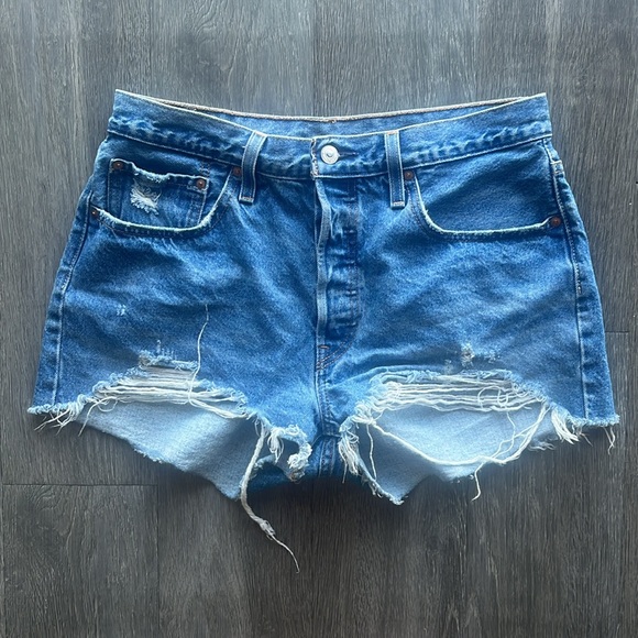 Levi 501 Cut-off Denim Shorts ✧  Size 31 - Picture 2 of 5